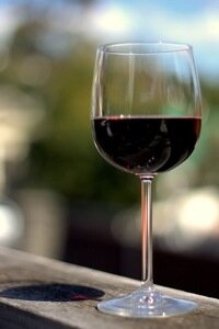 etiquette proper table setting - red wine glass, the Bordeaux