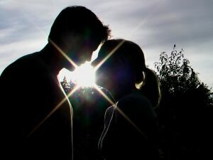 wedding etiquette sunset kiss